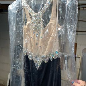 Has a slit on the right side of the leg. More pics if needed 😊